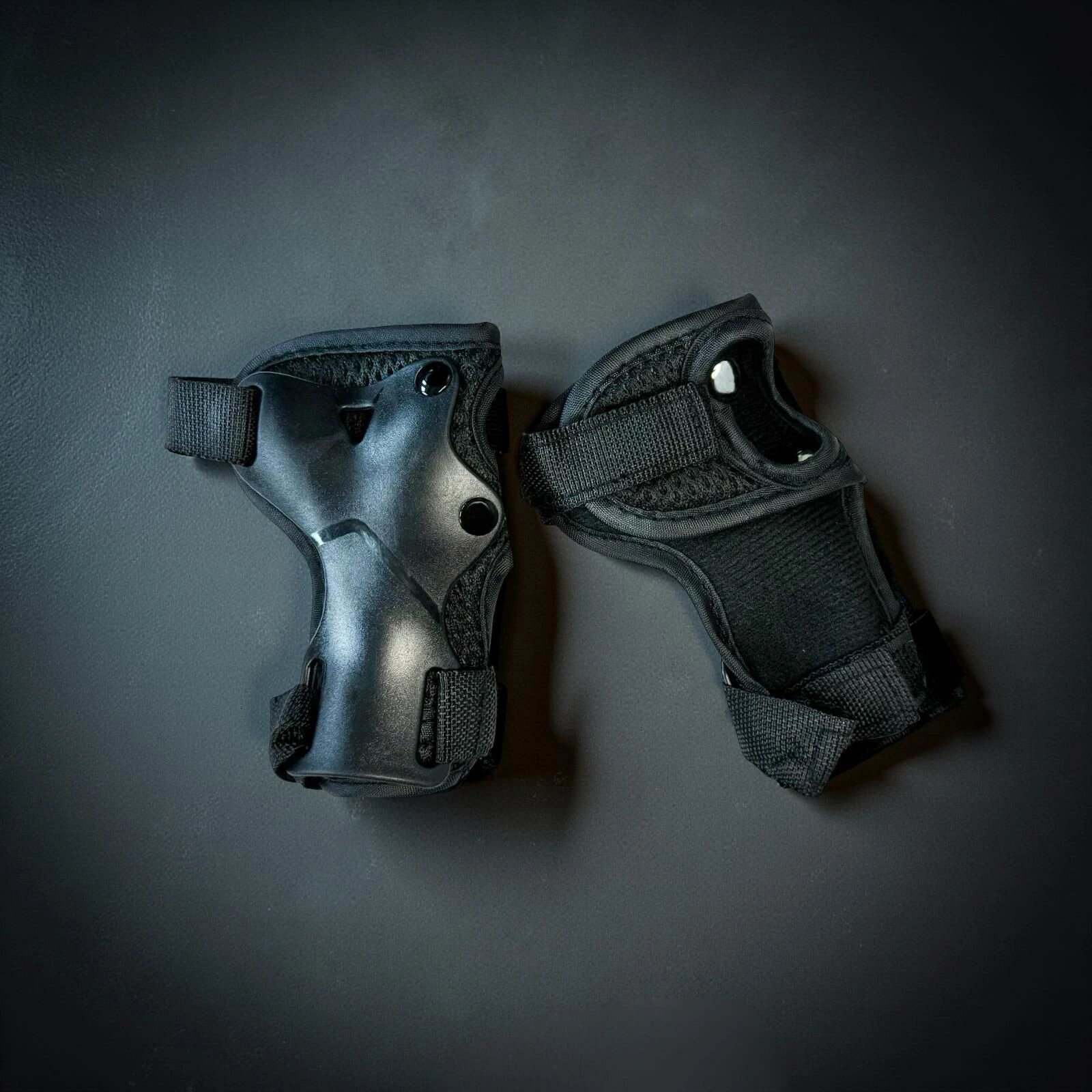 Sada 6 dětských chráničů Skitt,velikost S, Černá lifestyle 1